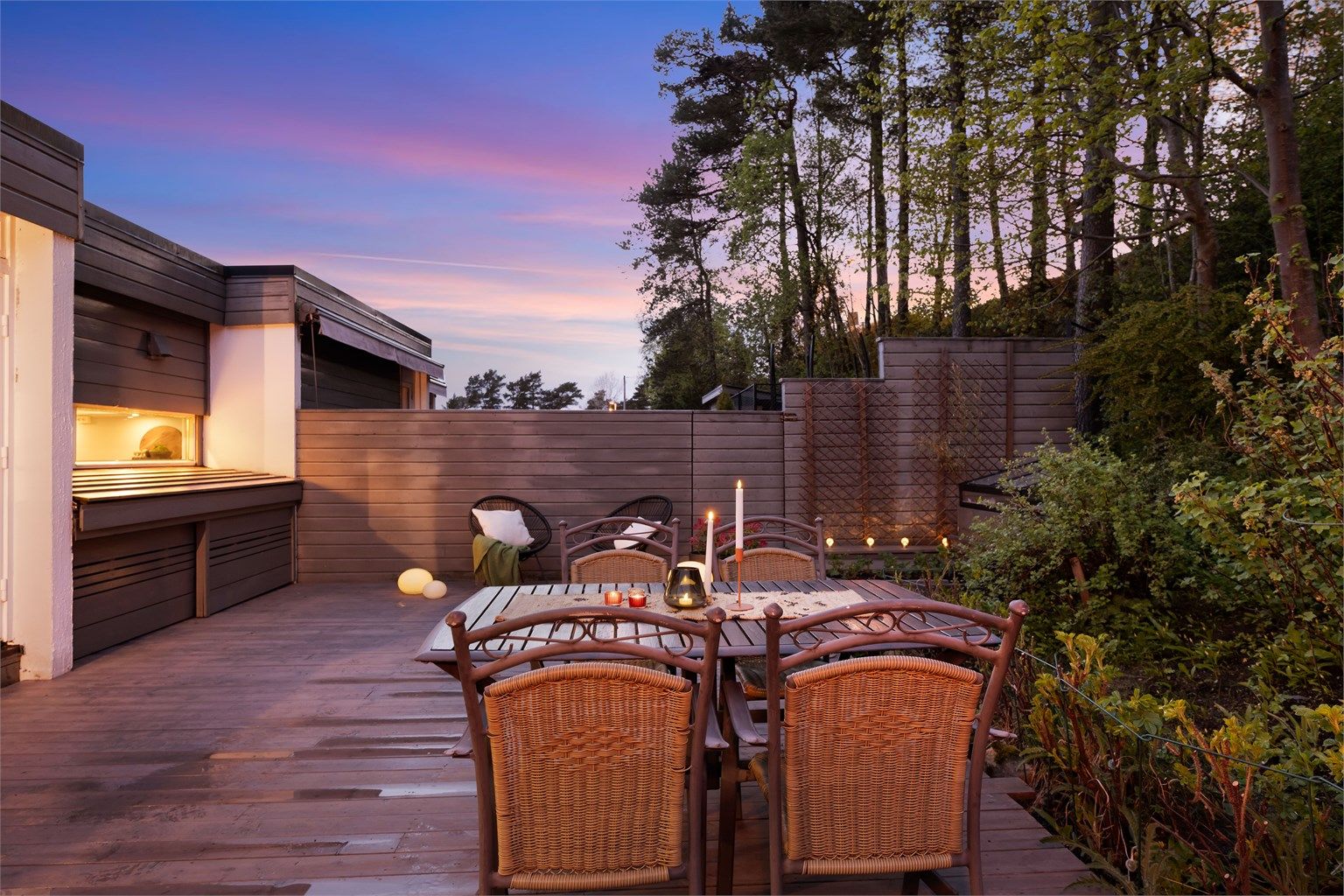 Bakplassen består av en stor terrasse og en koselig kjøkkenhage.