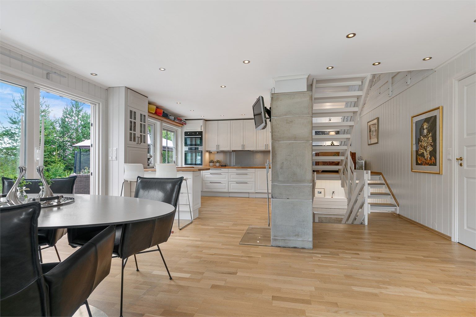 Praktisk plassering mellom stue og kjøkken med sosial planløsning