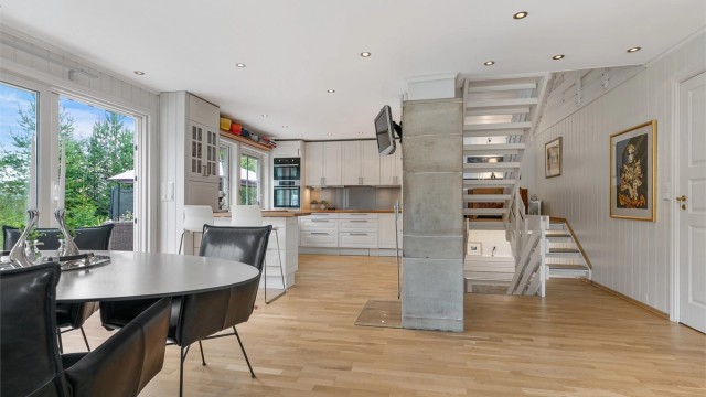 Praktisk plassering mellom stue og kjøkken med sosial planløsning