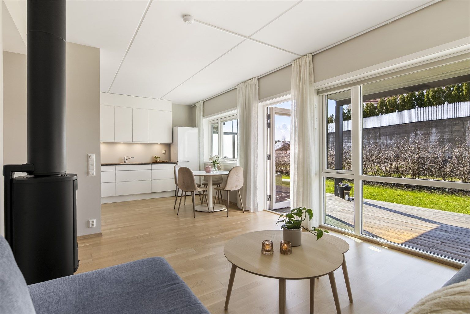 Vedovnen og gulvvarmen sørger for komfortabel varme året rundt.