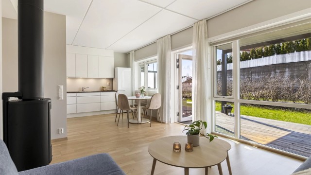 Vedovnen og gulvvarmen sørger for komfortabel varme året rundt.