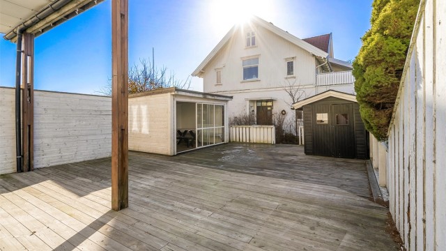 Privat romslig terrasse på 90 kvm med sol fra ca. kl. 8-20:30