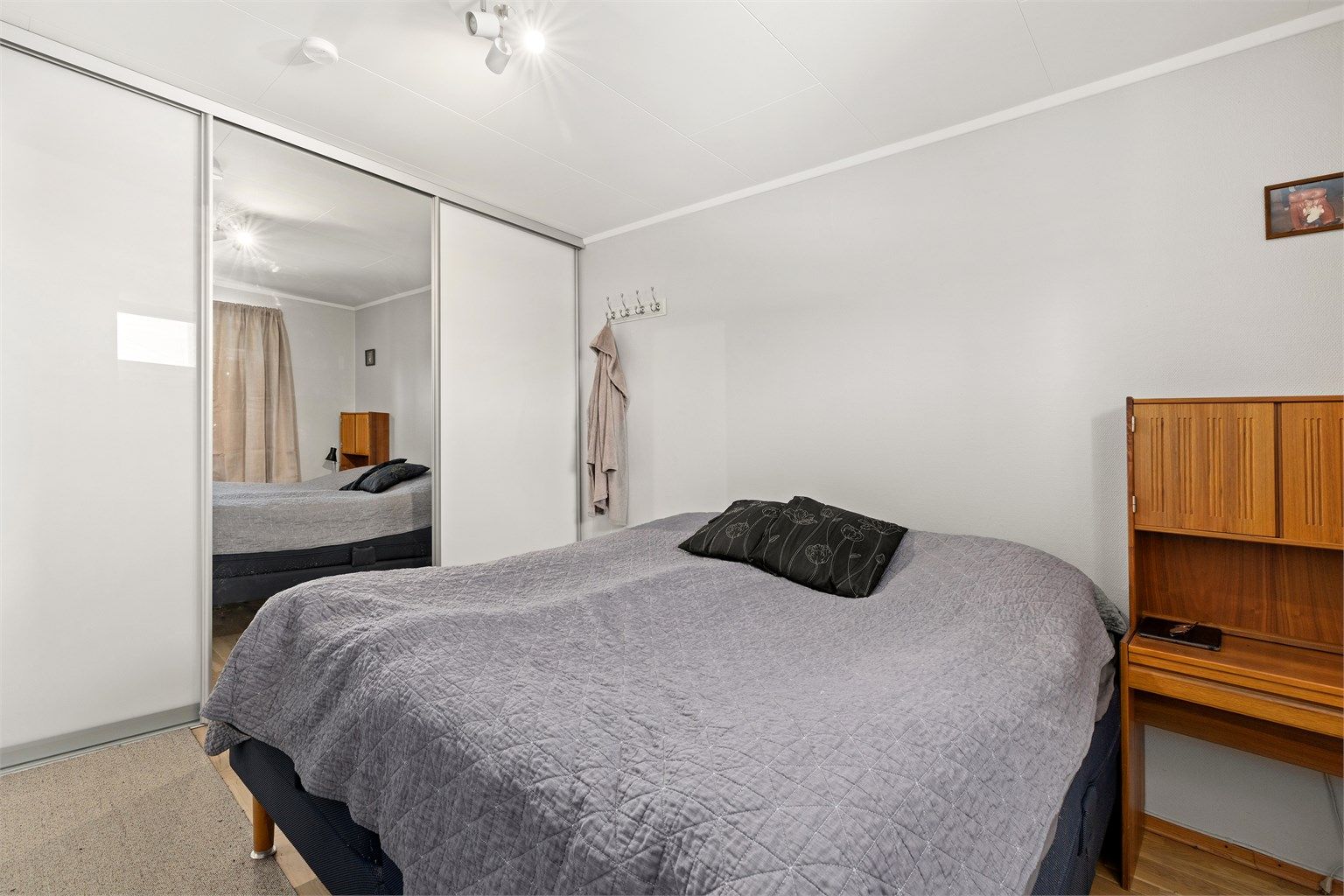 Soverommet er av god størrelse og har en romslig skyvedørsgarderobe gir rikelig med oppbevaringsplass.