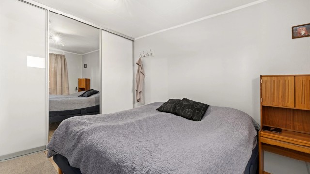 Soverommet er av god størrelse og har en romslig skyvedørsgarderobe gir rikelig med oppbevaringsplass.