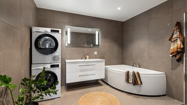 Hovedbadet har både badekar og dusjhjørne, samt opplegg for vaskesøyle.