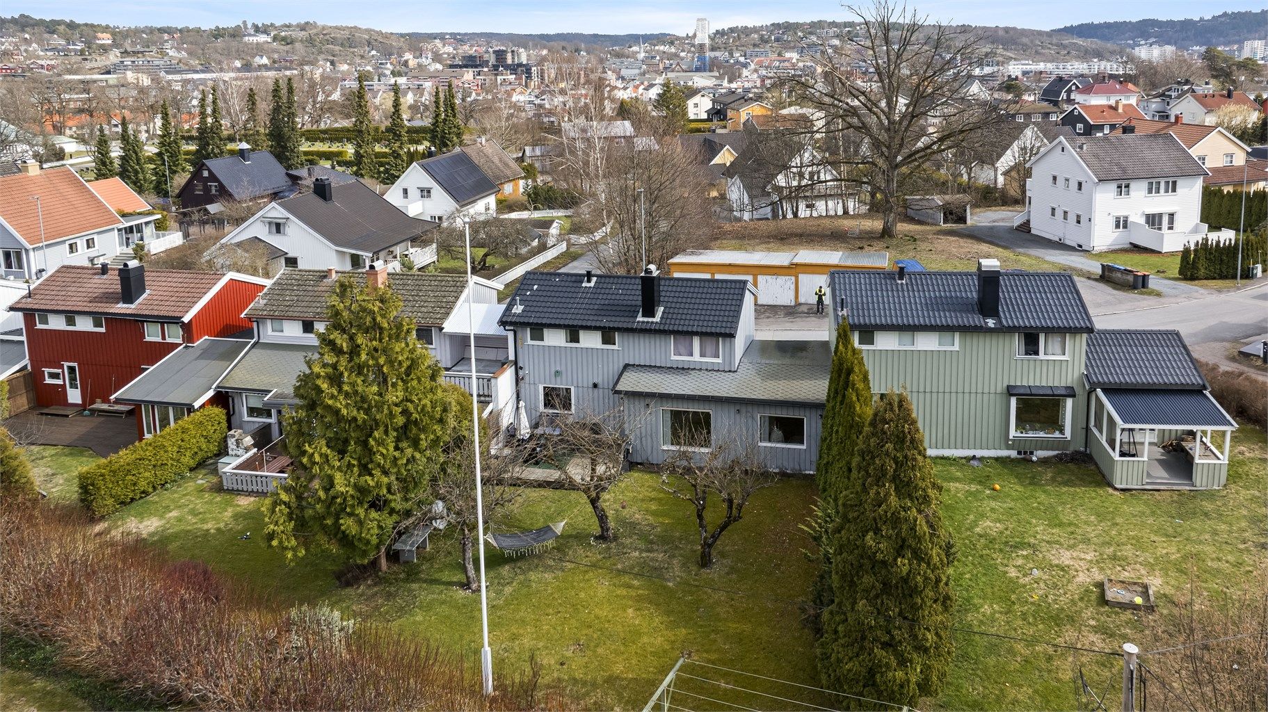 Fra stuen er det utgang til en romslig terrasse og hage med gode solforhold – et flott sted for familieliv og sosiale sammenkomster.
Foto: Fotograf Magik