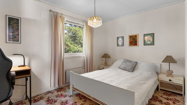 Boligen har tre soverom, hvorav ett er plassert i 1. etasje og to er plassert i underetasjen.