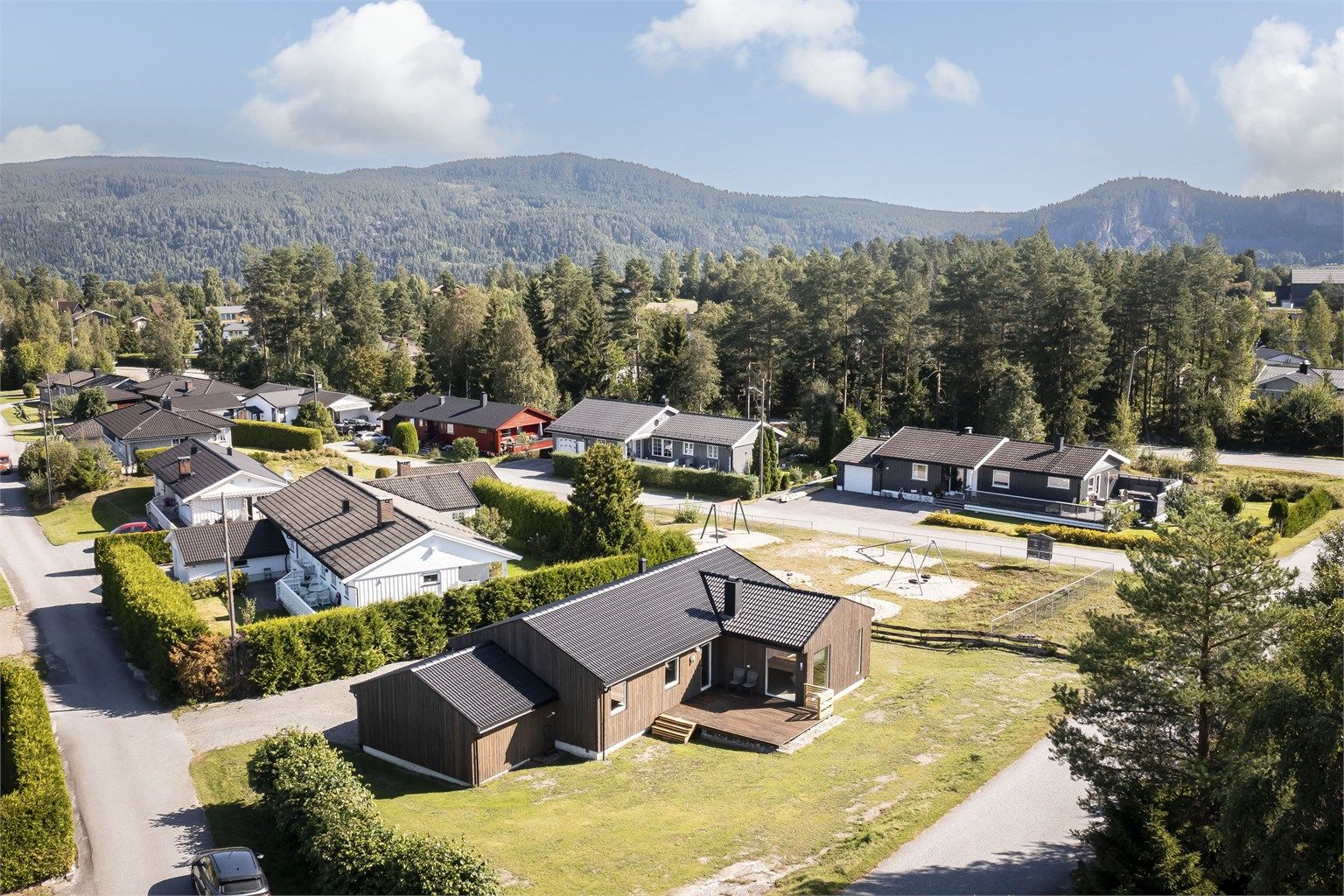 Eiendommen ligger fint til og grenser til lekeplass. Ypperlig for dere med barn.