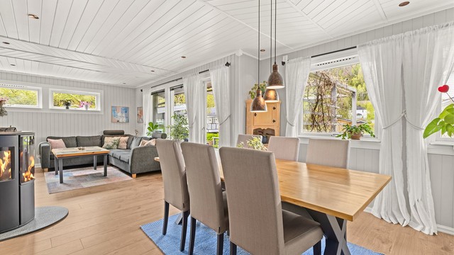 Fra spisestuen er det også fint innsyn til flammene i peisovnen