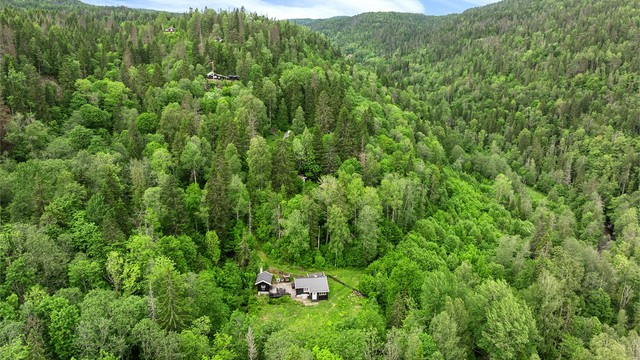 Området byr på et nettverk av stier for både fotturer og terrengsykling.