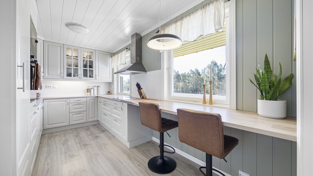Kjøkkenet har en smart barløsning ved vinduet – en perfekt plass for frokosten.