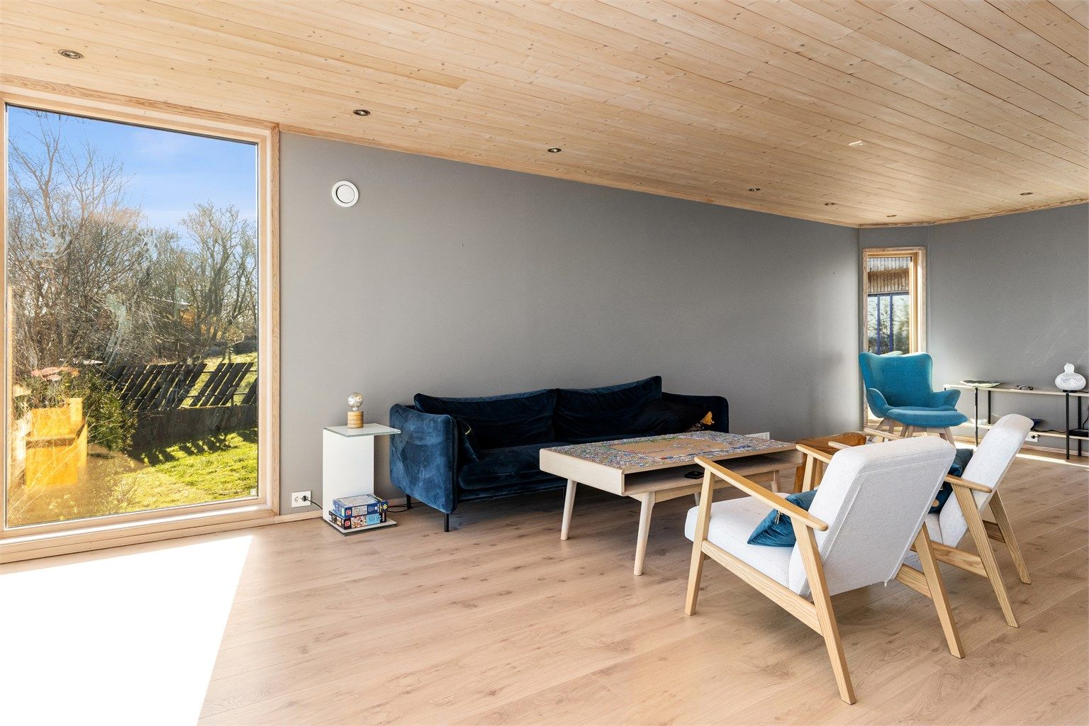 De store vindusflatene slipper inn rikelig med dagslys og gir en fin kontakt med hagen.