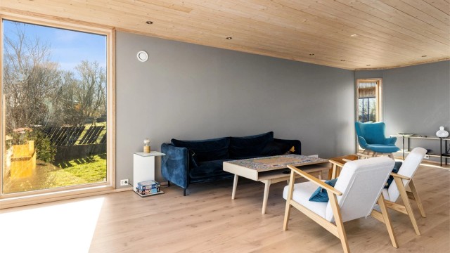 De store vindusflatene slipper inn rikelig med dagslys og gir en fin kontakt med hagen.