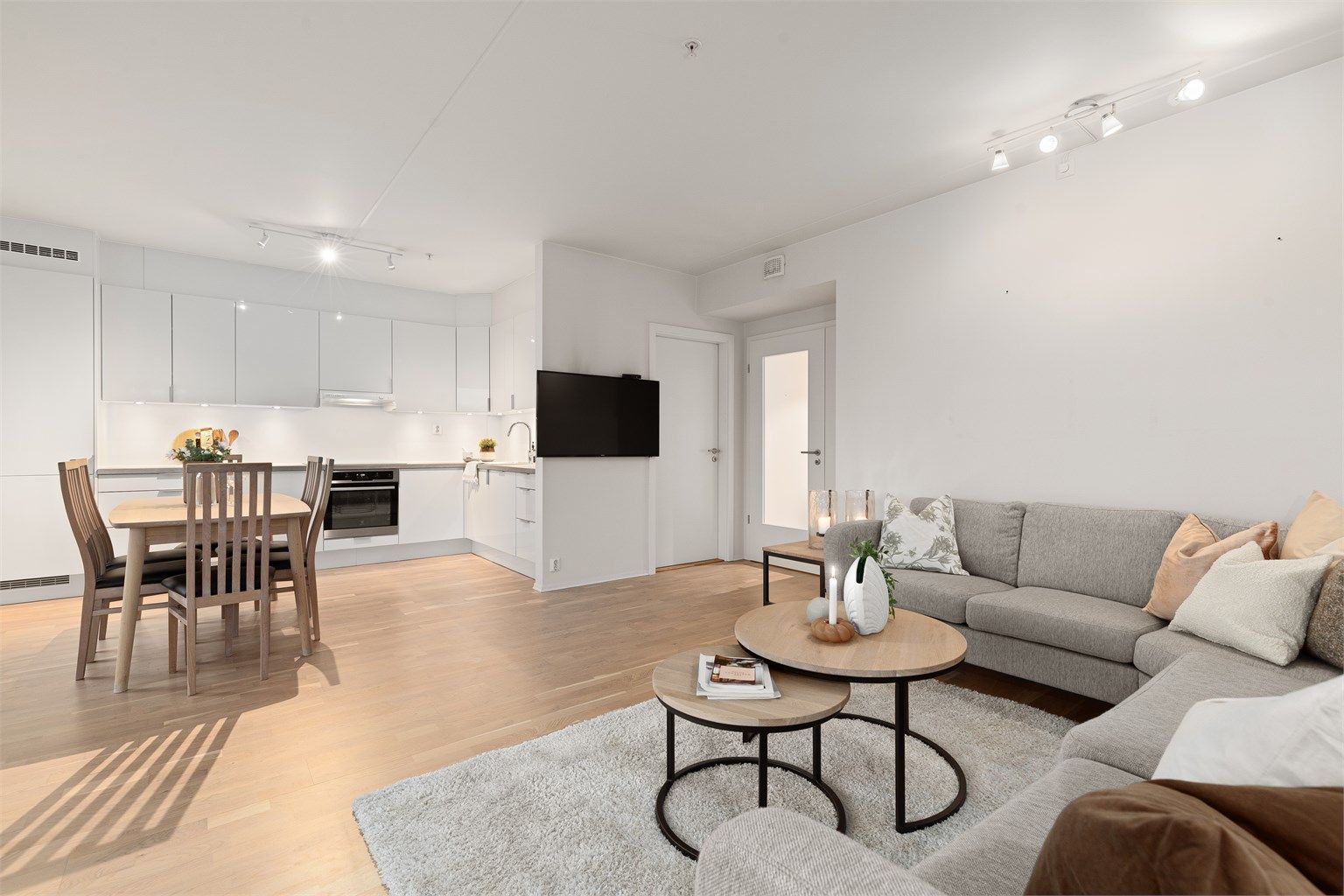 Åpen løsning mellom stue og kjøkken 