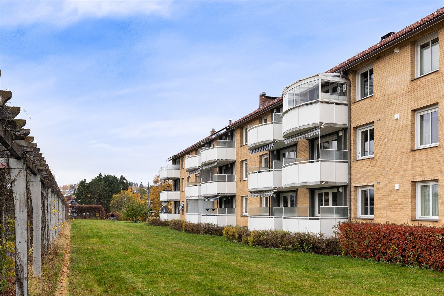 Eiendommen har en attraktiv beliggenhet på Søndre Grefsen, med kort vei til Storo og et bredt utvalg av butikker, servicetilbud og kollektivtransport