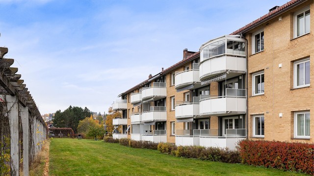 Eiendommen har en attraktiv beliggenhet på Søndre Grefsen, med kort vei til Storo og et bredt utvalg av butikker, servicetilbud og kollektivtransport