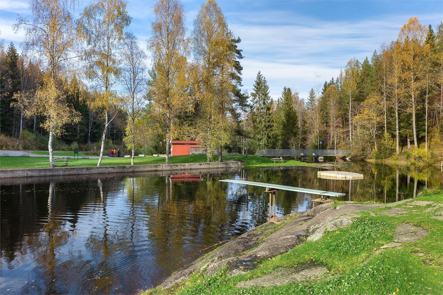 Mønevann er en populær badeplass om sommeren, eller startpunkt for å ta kanoen videre innover vassdragene