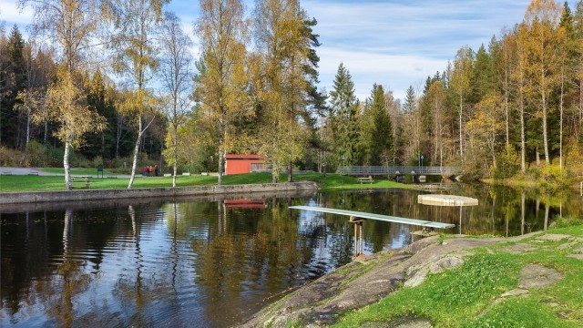 Mønevann er en populær badeplass om sommeren, eller startpunkt for å ta kanoen videre innover vassdragene