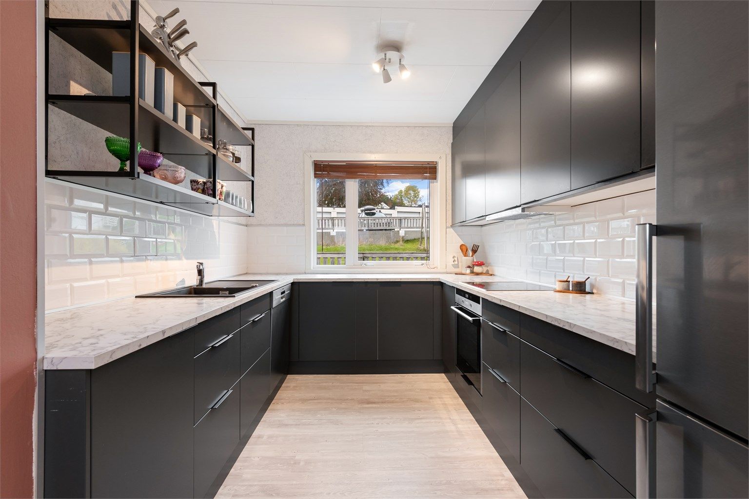 Kjøkkenrommet ligger i delvis åpen løsning mot stue - Innredningen er fra Norema, ny i 2023