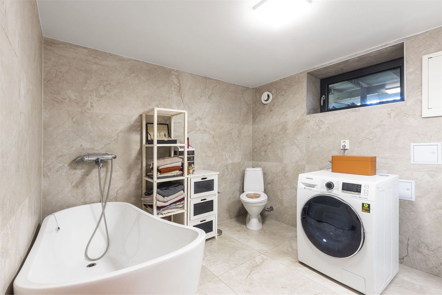 Badet har gulvstående toalett, opplegg for vaskemaskin, og badekar med blandebatteri og hånddusj. Rør i rør system og avløpsrør i plastmateriale fra 2023/2024. 