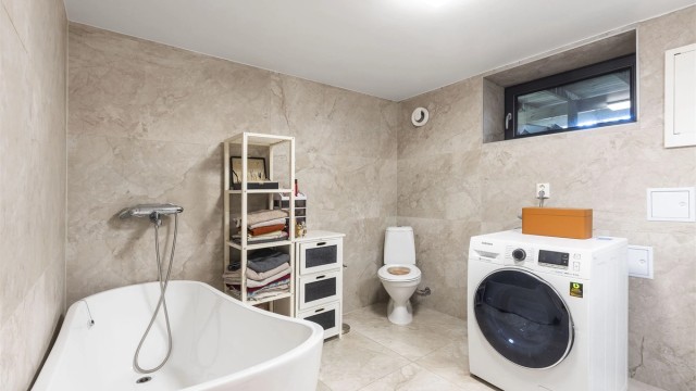 Badet har gulvstående toalett, opplegg for vaskemaskin, og badekar med blandebatteri og hånddusj. Rør i rør system og avløpsrør i plastmateriale fra 2023/2024.