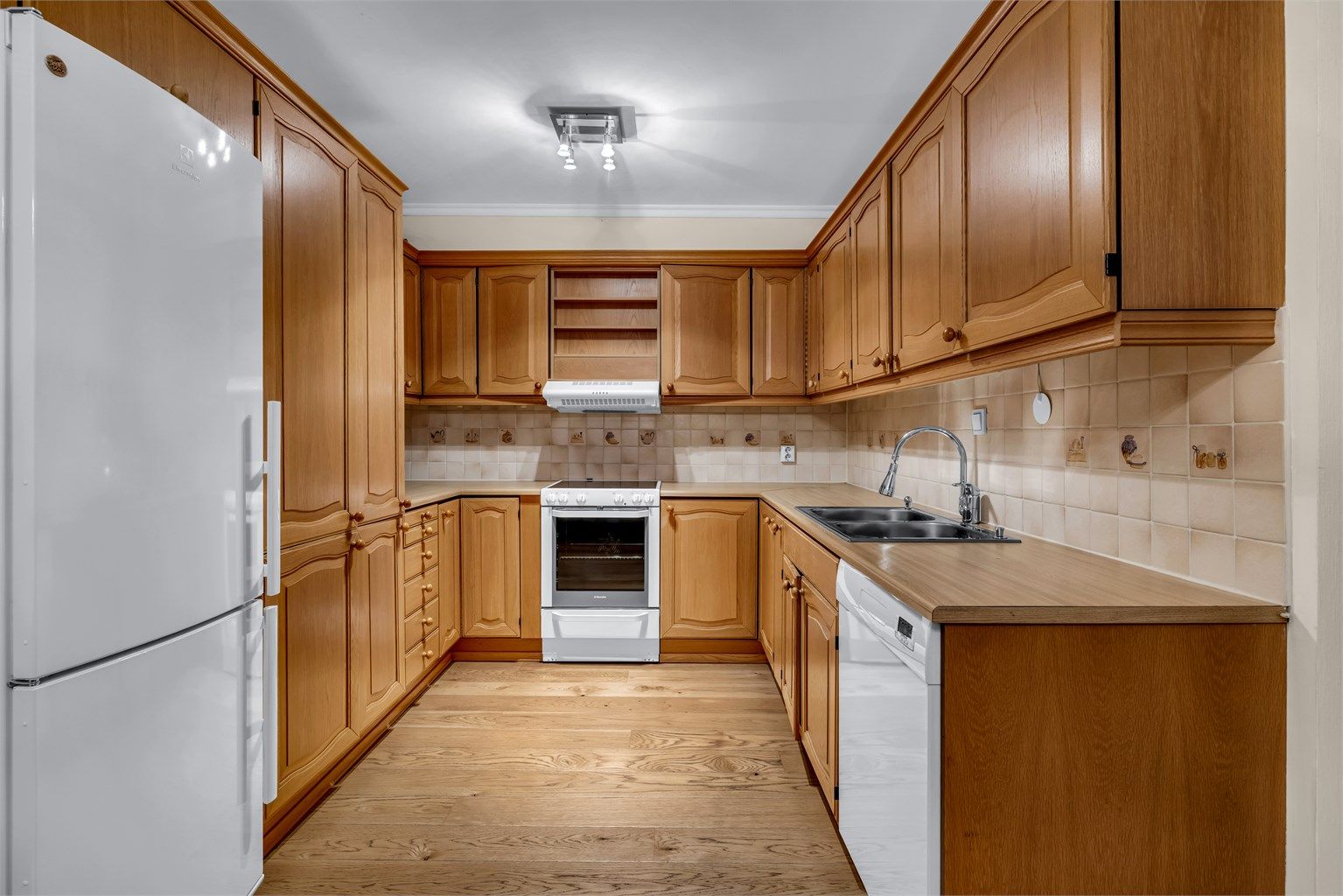 Innholdsrikt og velholdt kjøkken. Hvitevarer medfølger.