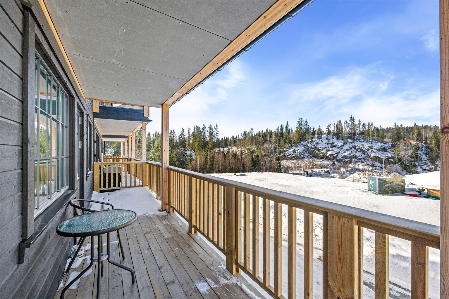 Fra stuen er det utgang til en romslig terrasse på 12 m².