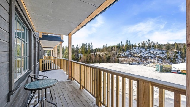 Fra stuen er det utgang til en romslig terrasse på 12 m².