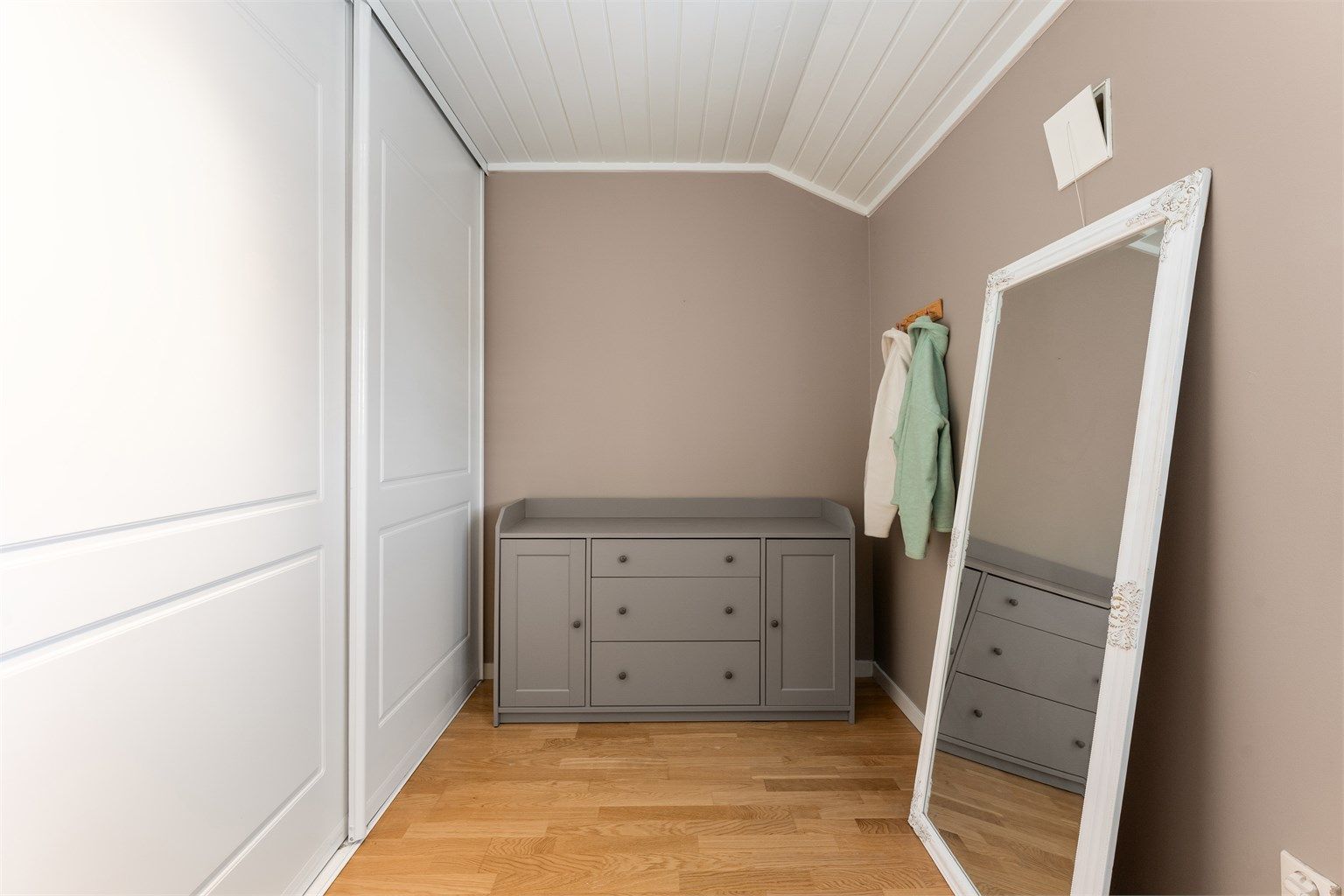 Alle soverommene i etasjen har god plass til både seng og garderobeløsninger.