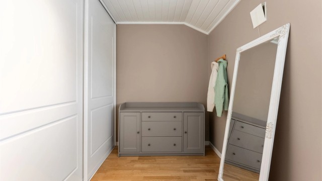Alle soverommene i etasjen har god plass til både seng og garderobeløsninger.