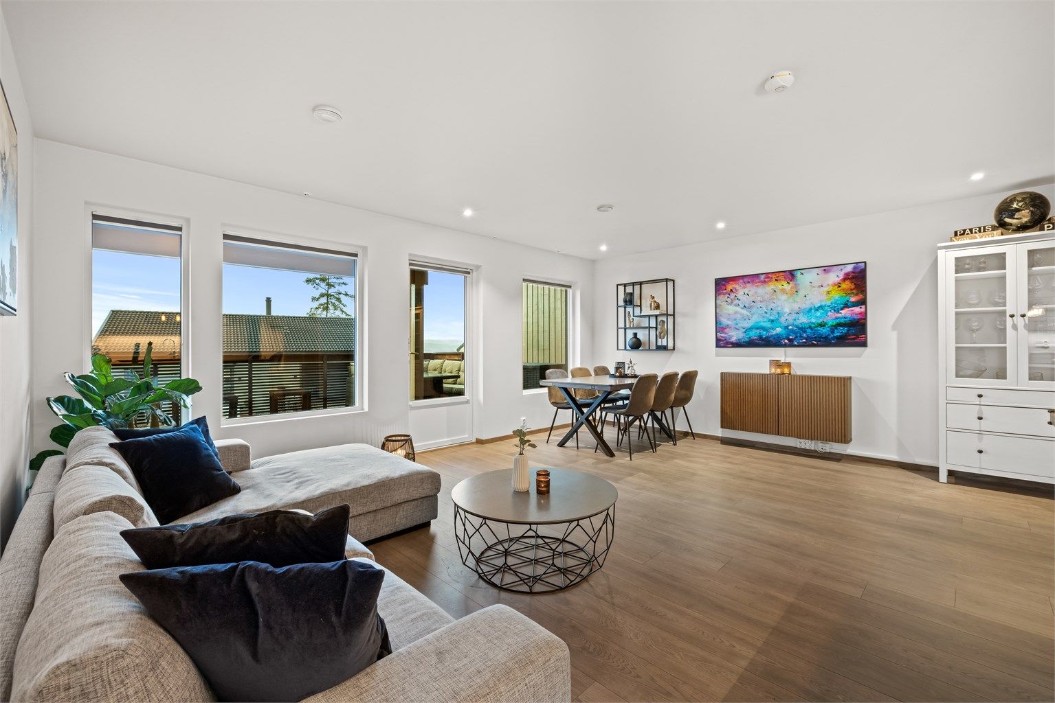 Stuen har god plass til en større sofagruppe og annet møblement.