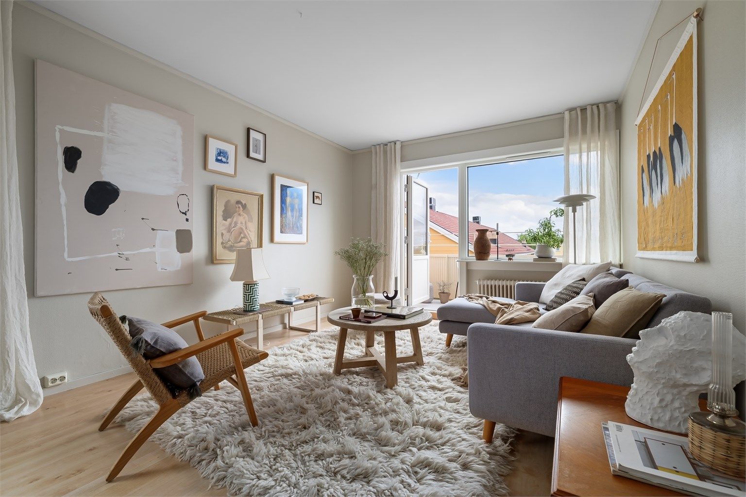 Det første som møter deg er store vindusflater på flere kanter, samt balkongdør som gir en god atmosfære