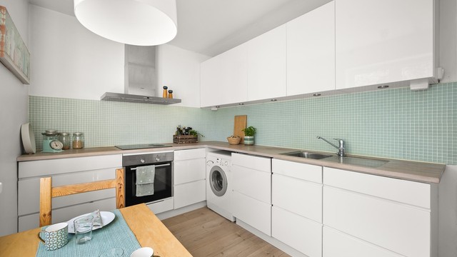 Kjøkkenet er utstyrt med integrert stekeovn, platetopp og oppvaskmaskin, samt frittstående kjøleskap med fryser og vegghengt kullfilterventilator. Det er opplegg for vaskemaskin under benk, og eksisterende vaskemaskin kan medfølge etter nærmere avtale.