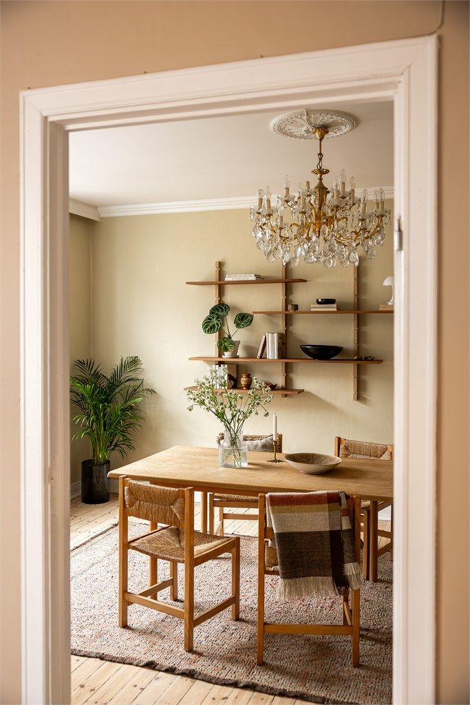 Spisestuen har klassiske detaljer som rosett i taket.