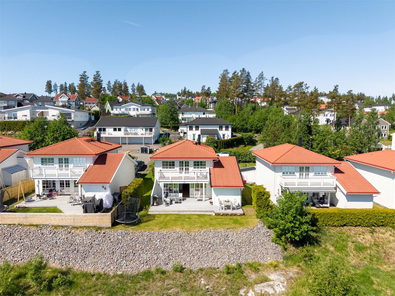 Eiendommen ligger i et etablert og familievennlig boligområde på Neskollen.