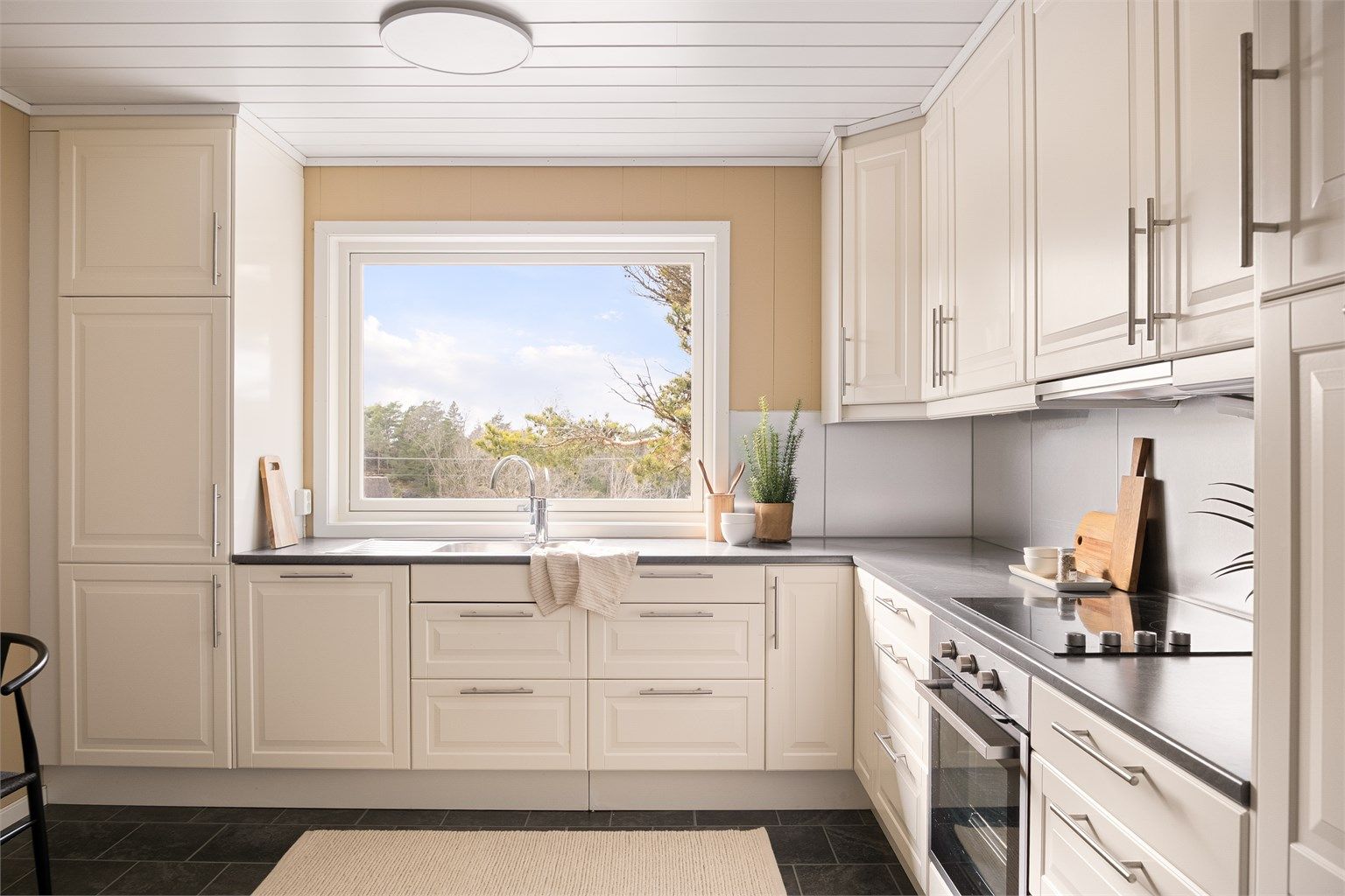 Kjøkkeninnredningen er en stilsikker og bruksvennlig løsning fra IKEA.