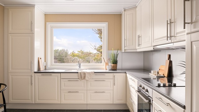 Kjøkkeninnredningen er en stilsikker og bruksvennlig løsning fra IKEA.