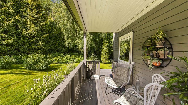 Terrassen er belagt med terrassebord og har god plass til en sittegruppe.