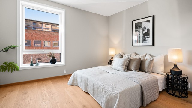 Romslig soverom med god plass til dobbeltseng, nattbord og garderobeløsning.