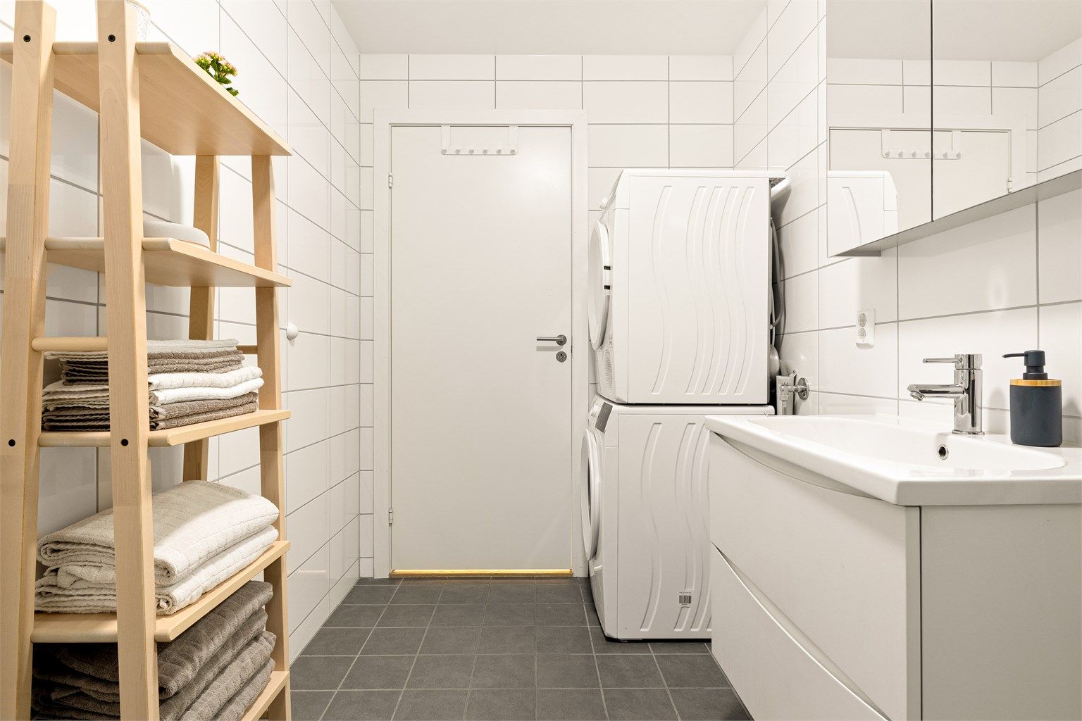 Rommet er av god størrelse som sørger for plass til både vaskemaskin og tørketrommel. Ventilasjon via mekanisk balansert ventilasjon. 