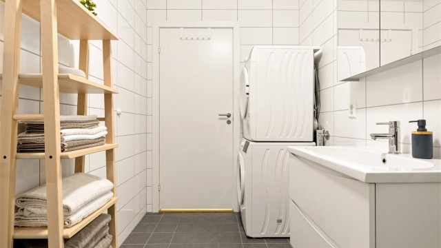 Rommet er av god størrelse som sørger for plass til både vaskemaskin og tørketrommel. Ventilasjon via mekanisk balansert ventilasjon.
