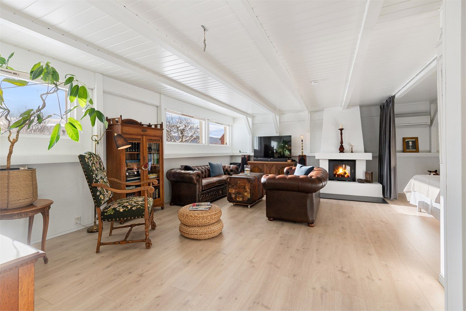 Romslig kjellerstue med peis