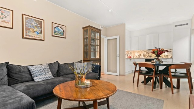 Med den åpne stue/kjøkken løsningen kan det enkelt etableres flere soner.