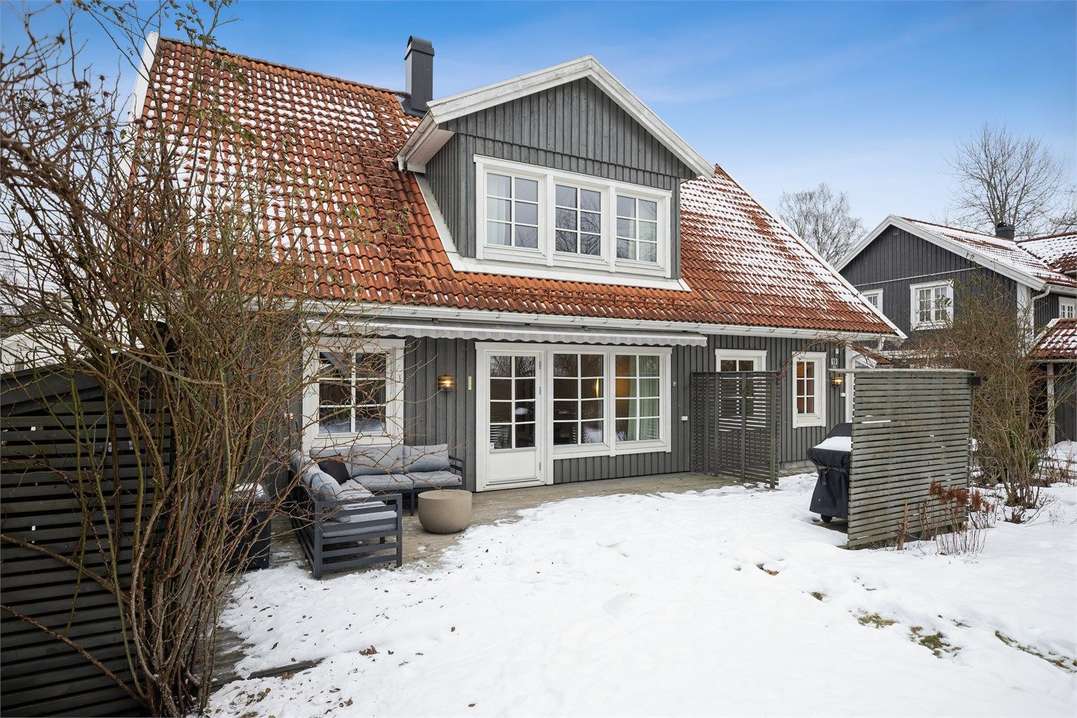 En flott familiebolig over to plan med stor terrasse, deilig hage og gode solforhold. Her kan du flytte rett inn!  Foto: Per O. Skjellnan v/Eftk