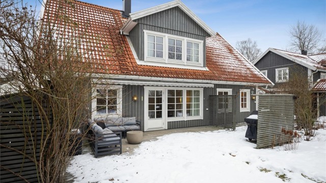 En flott familiebolig over to plan med stor terrasse, deilig hage og gode solforhold. Her kan du flytte rett inn! Foto: Per O. Skjellnan v/Eftk