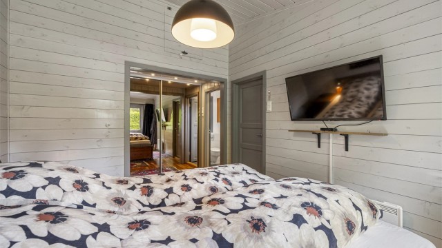 Hovedsoverom med skyvedørsgarderobe og eget bad.