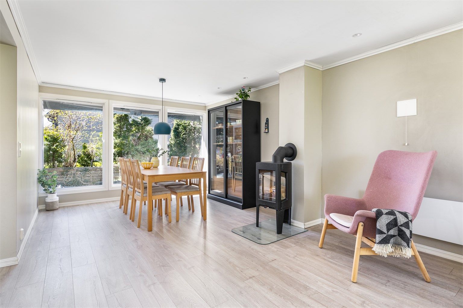 Sentralt i den gjennomgående stuen står en nylig montert vedovn som er like stemningsfremmende som den er varmende.