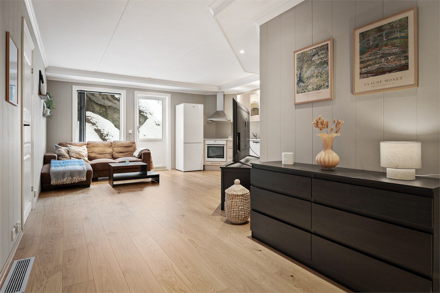 Skiftet parkettgulv og fliser (entré) i 2024