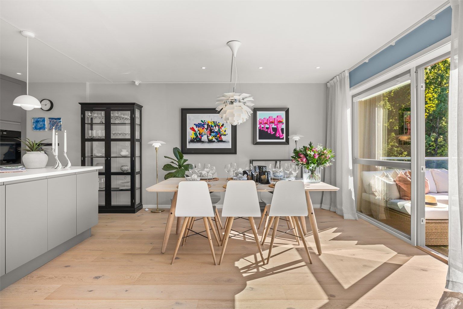 Det er rikelig med plass stort spisebord som inviterer til sosialt samvær.