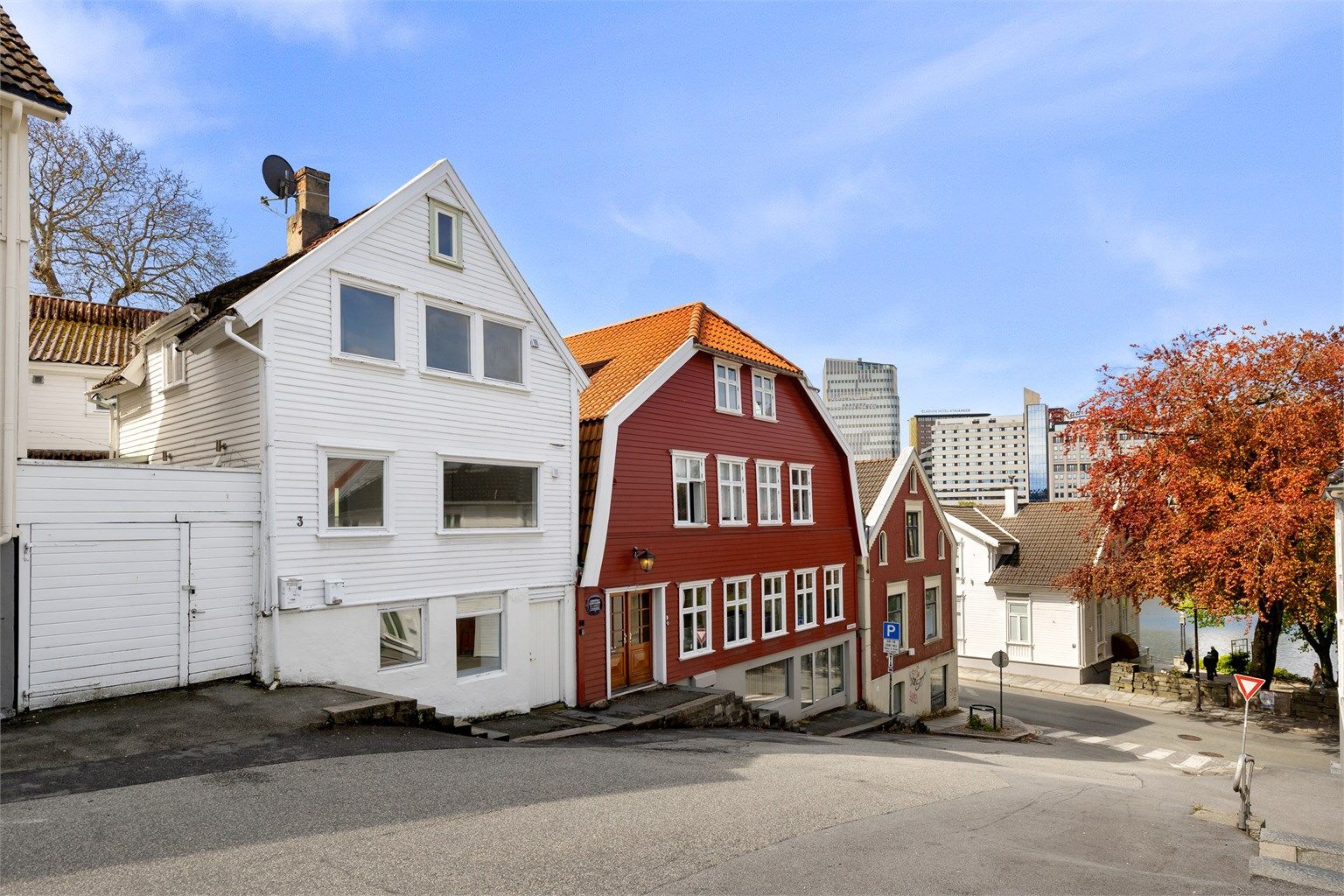 Eiendommen består av en hel tomannsbolig og et separat anneks, en mulighet for den som vil utvikle en eiendom med flere enheter.
Foto: Marianne Lyse